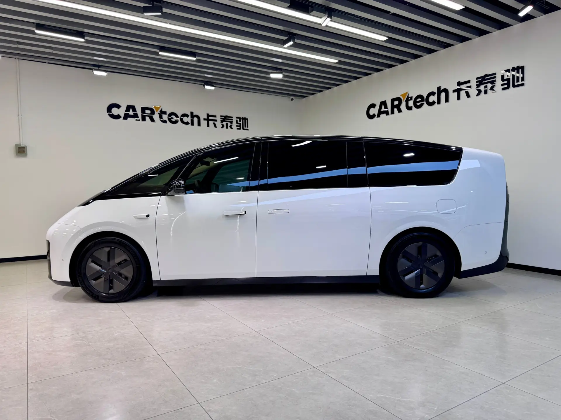 Li Auto MEGA, 2025 29