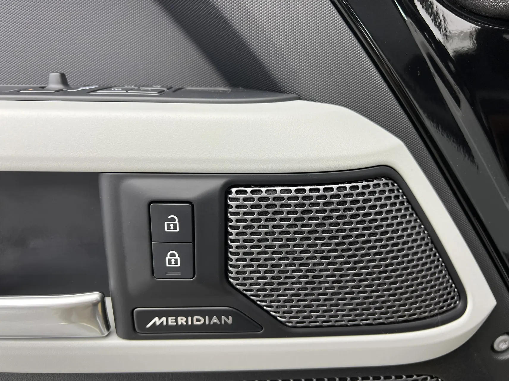 Land Rover Defender, 2023 24