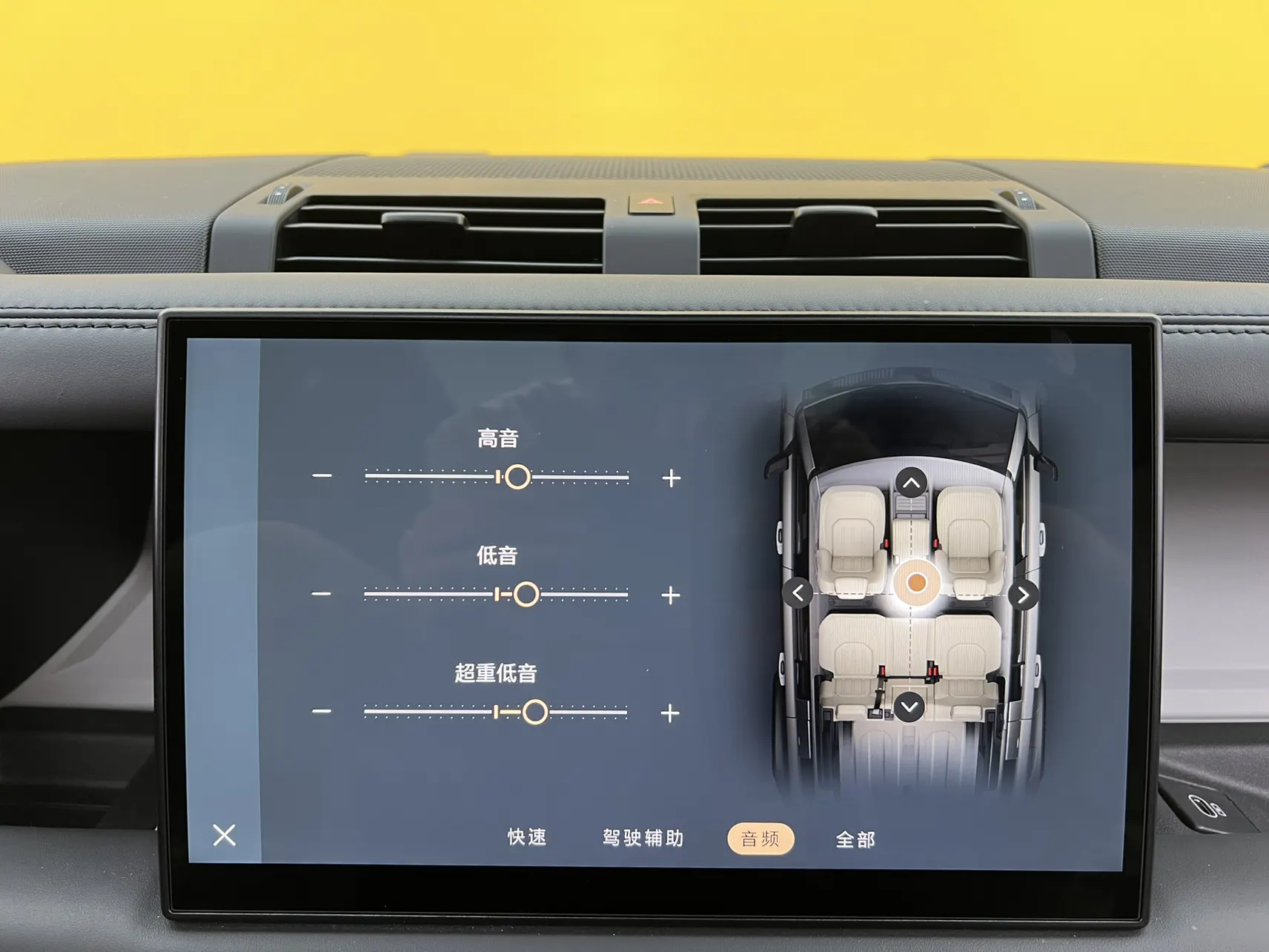 Land Rover Defender, 2023 32