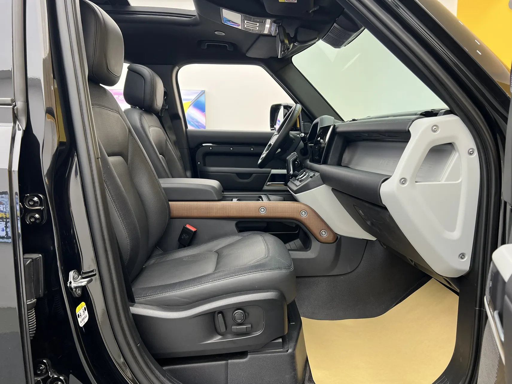 Land Rover Defender, 2023 19