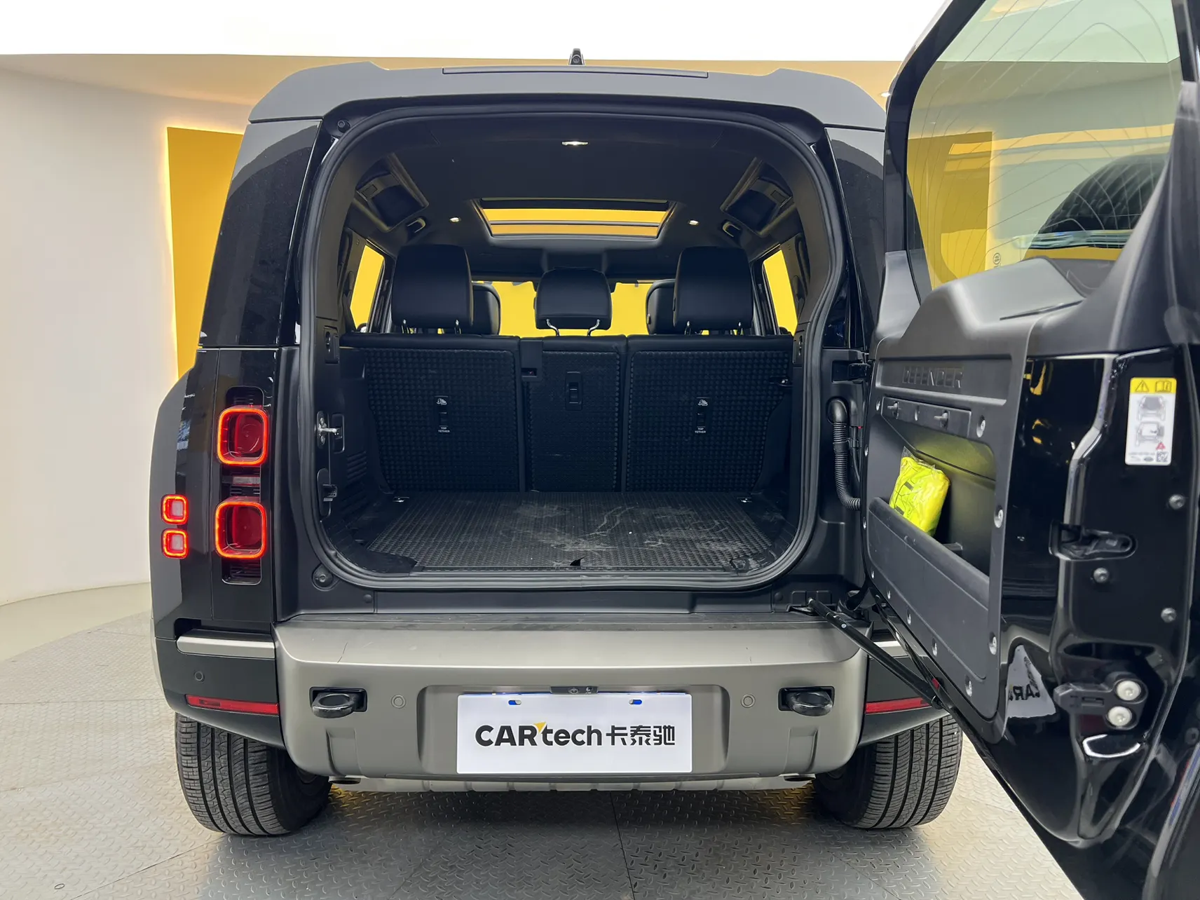 Land Rover Defender, 2023 12