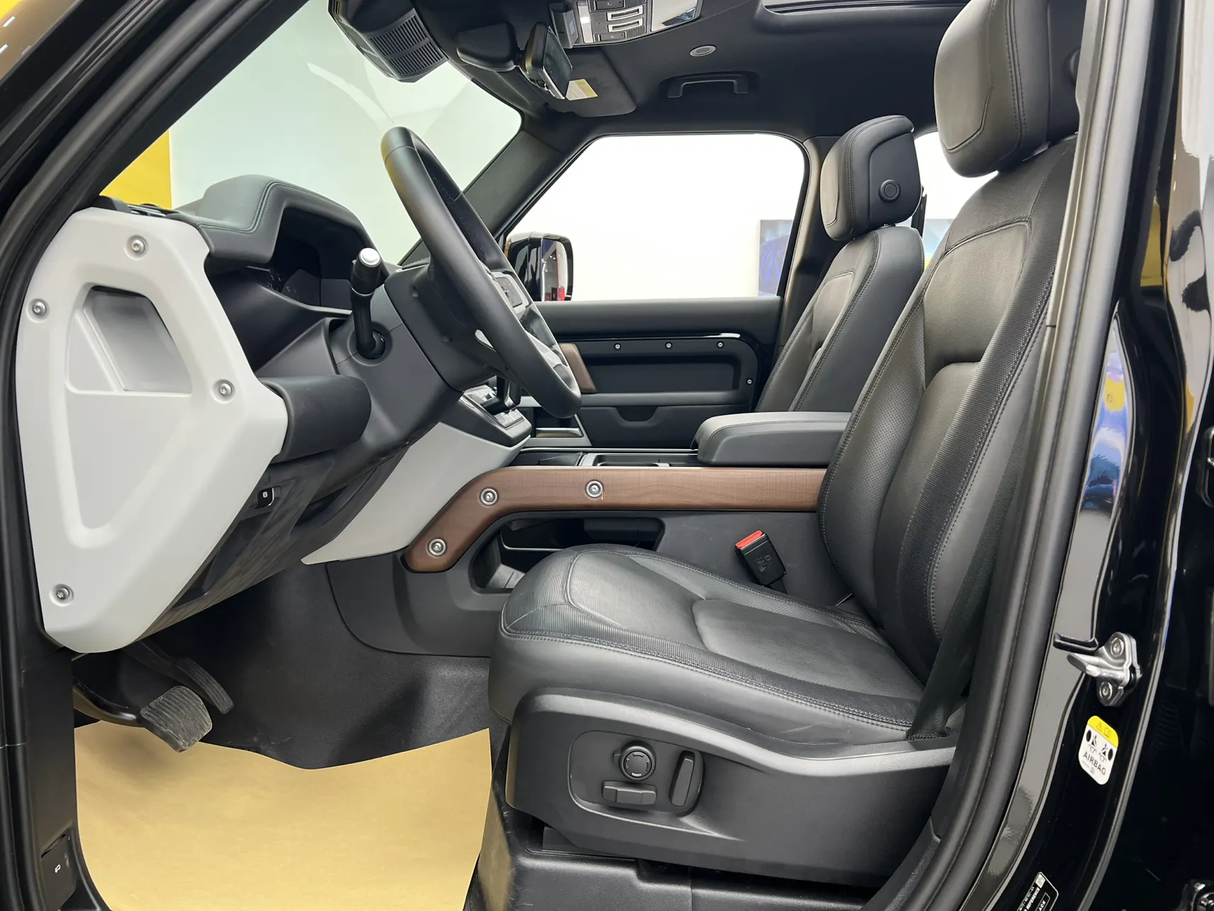 Land Rover Defender, 2023 18