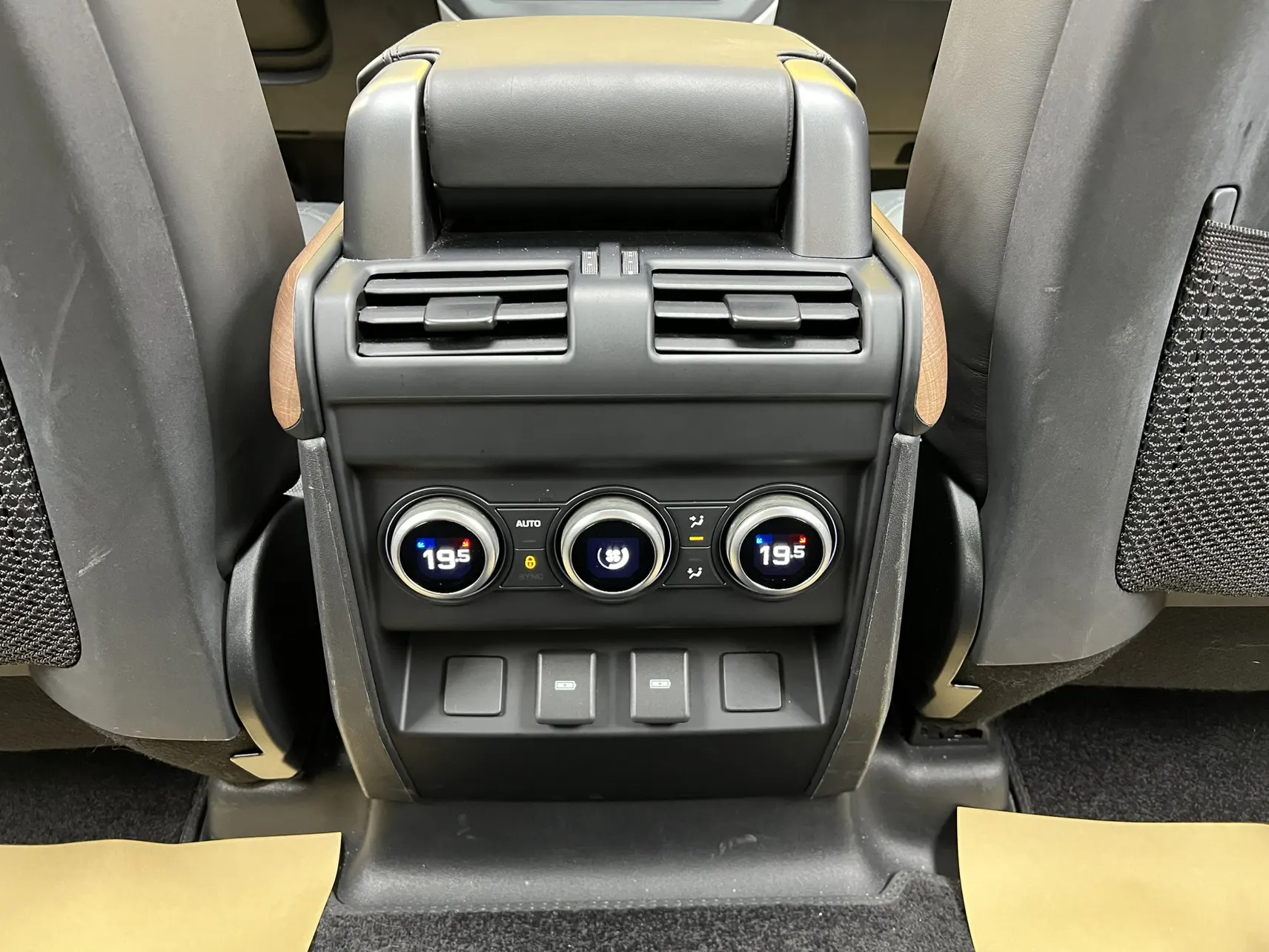 Land Rover Defender, 2023 31