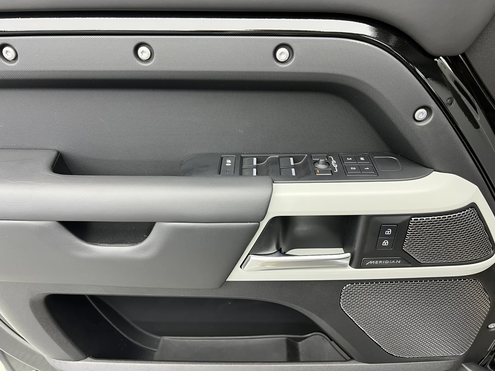 Land Rover Defender, 2023 17